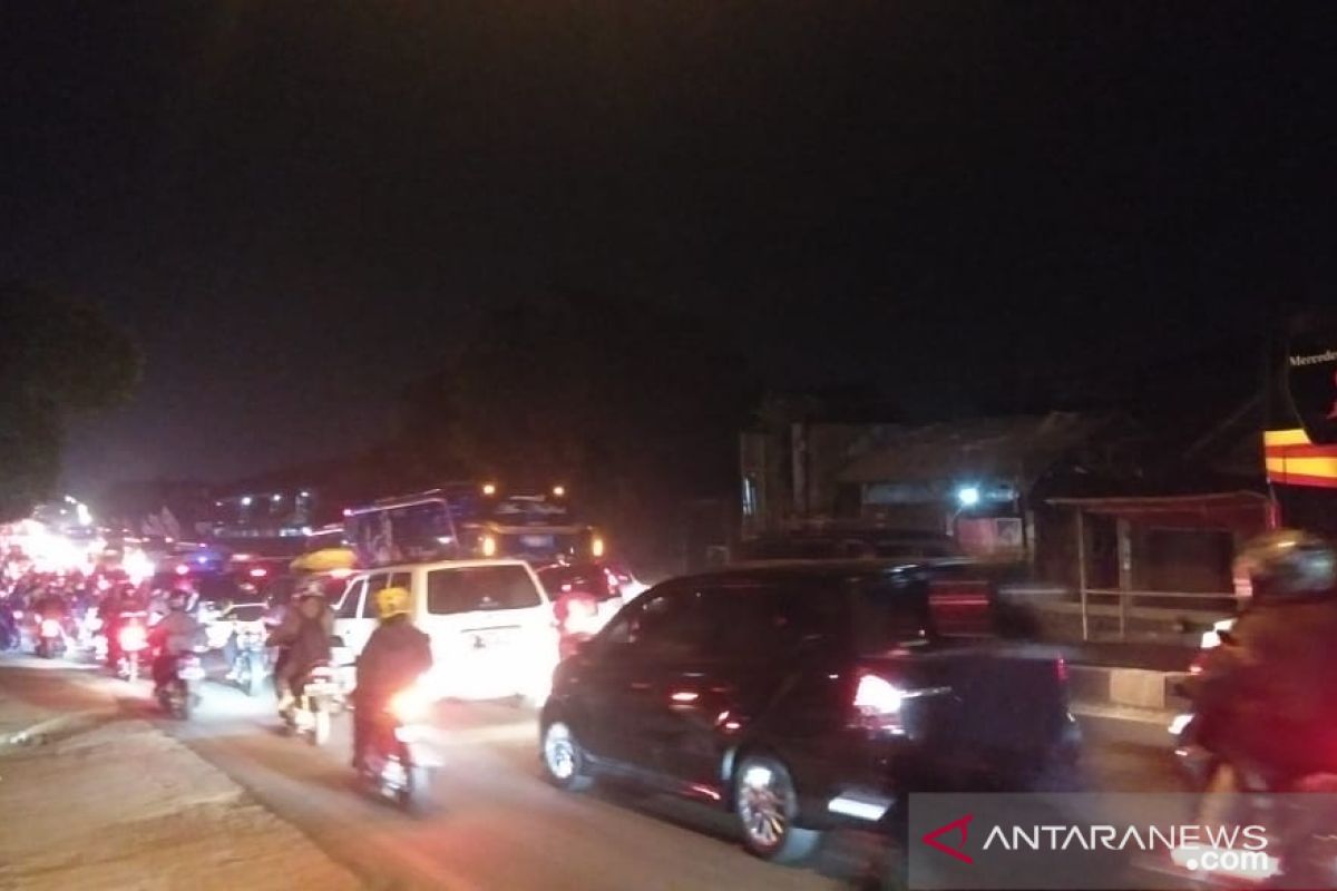 Jalan arteri Karawang macet