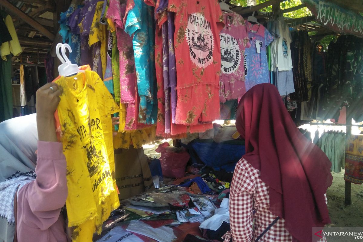 Pedagang pakaian di Pulau Angso Duo raih omzet Rp3 juta per hari saat libur lebaran