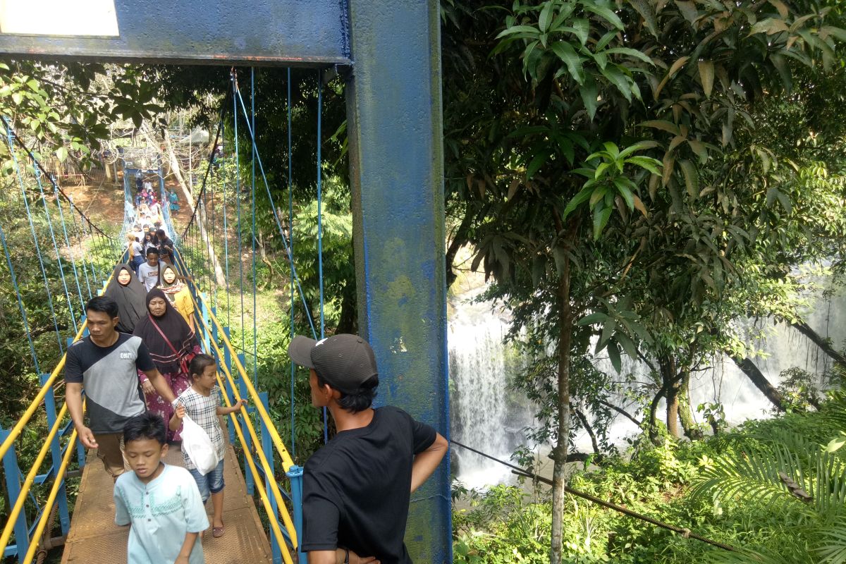 Jembatan gantung Desa Mendingin OKU dibangun mempesona