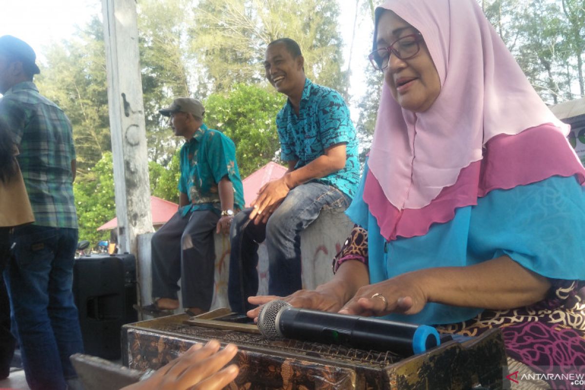 Pemkot Pariaman tampilkan musik tradisional 'Katumbak' hibur wisatawan