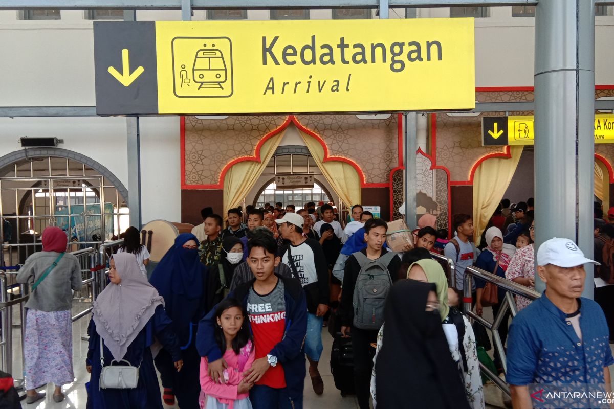 Penumpang arus balik padati stasiun di Jakarta