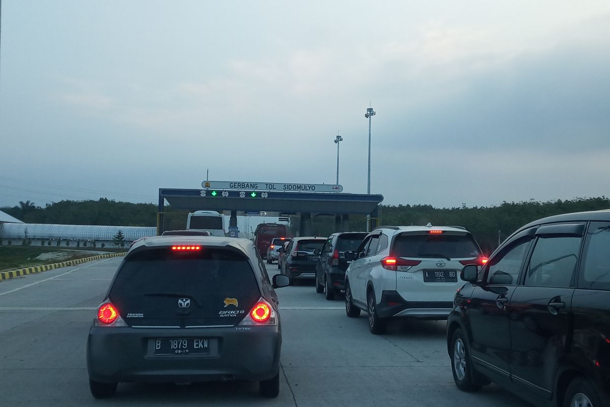 Kendaraan arus balik dialihkan  Gerbang Tol Sidomulyo