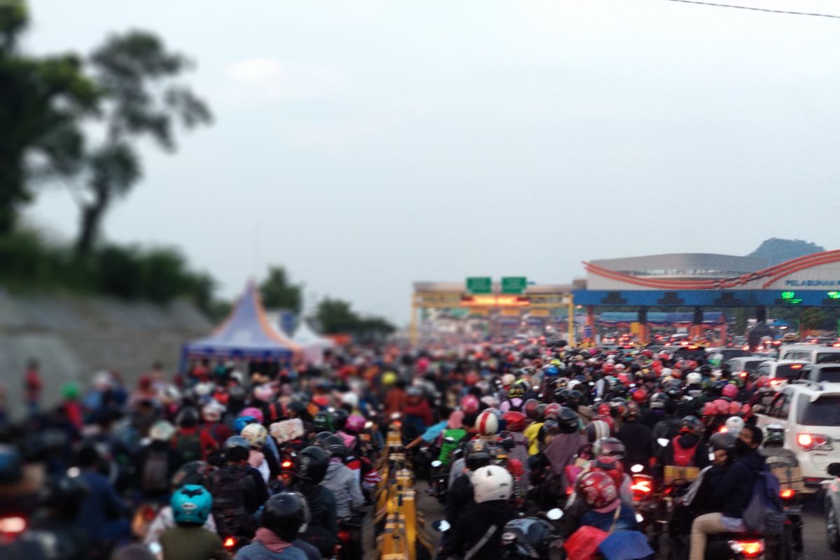 Penumpukan kendaraan terjadi di pintu masuk Pelabuhan Bakauheni