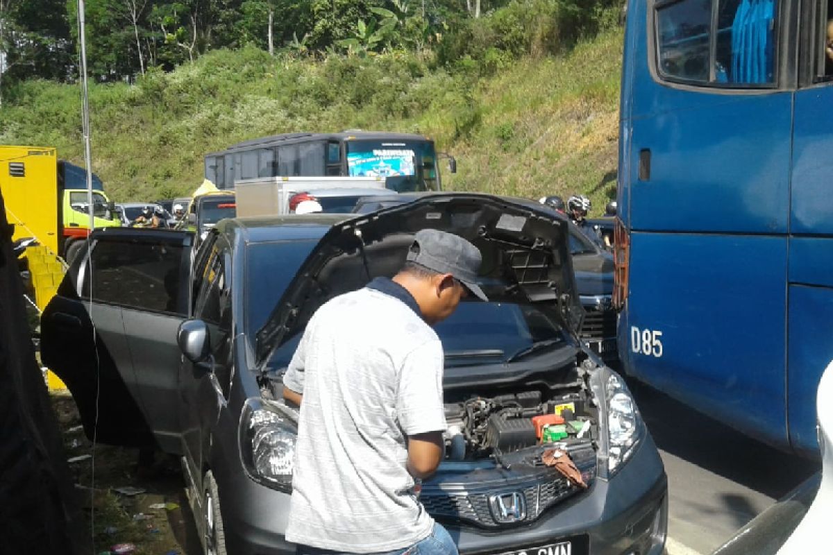 Jalur Gentong Tasikmalaya macet akibat banyak mobil mogok