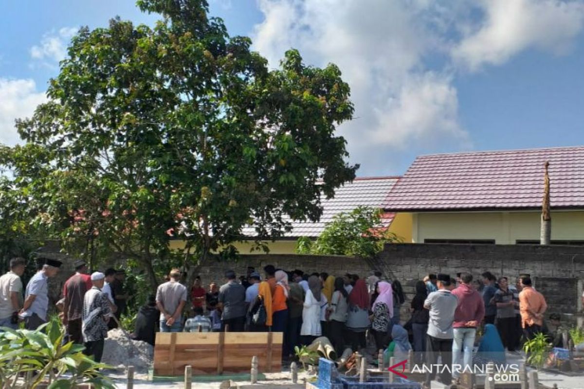 Jenazah Rozali, korban terbaliknya sampan pengangkut wisatawan dimakamkan