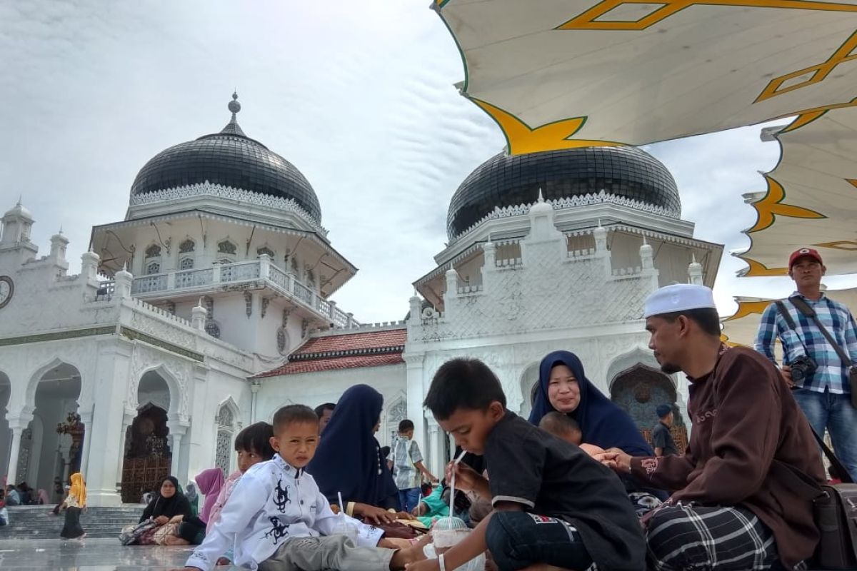 Wisatawan lokal padati Masjid Raya Baiturrahman Banda Aceh