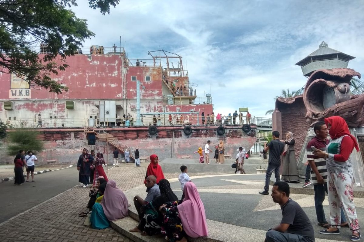 Kapal Apung Banda Aceh dipadati ribuan wisatawan liburan Lebaran