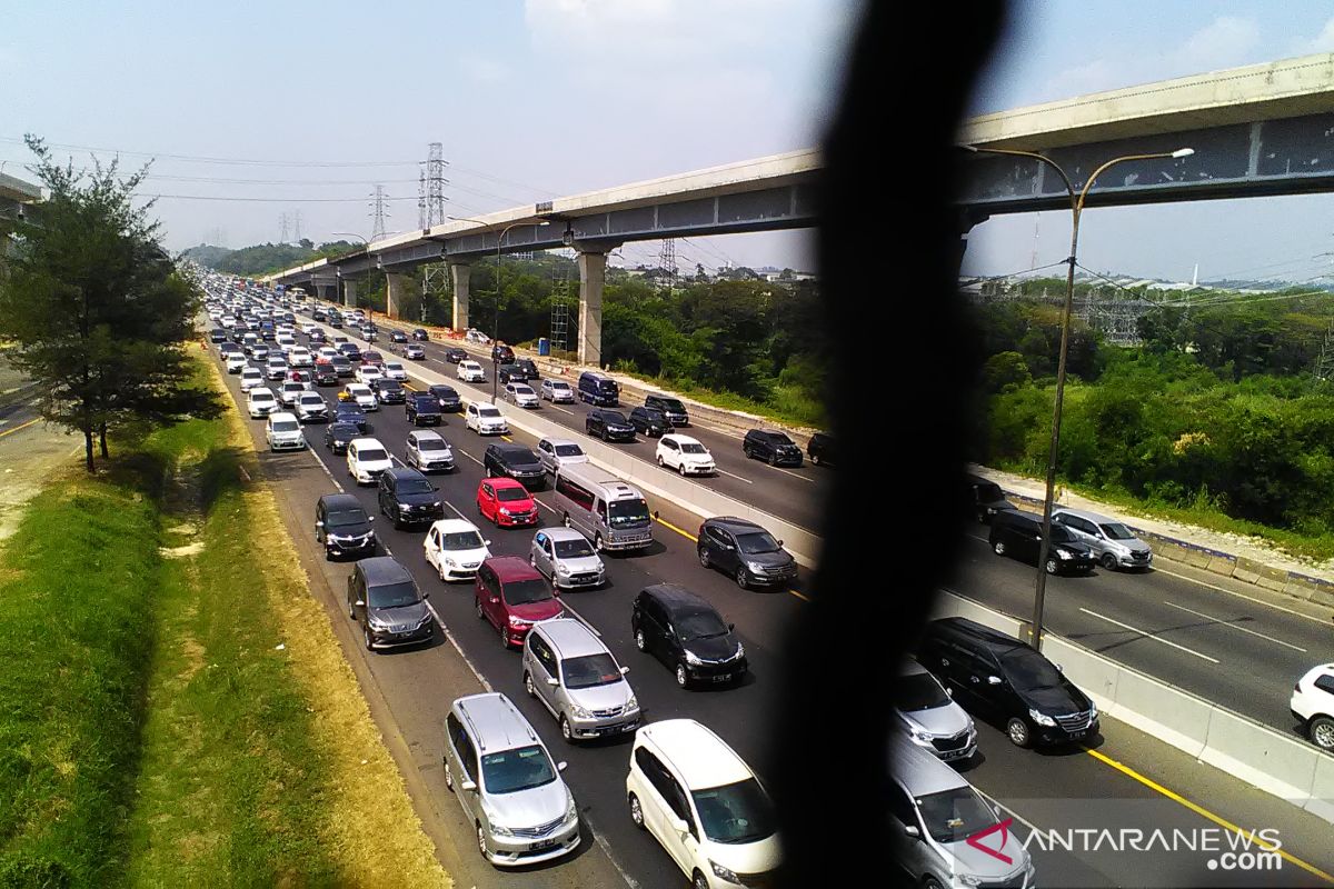 Kepadatan arus balik terjadi di jalan Tol Jakarta-Cikampek