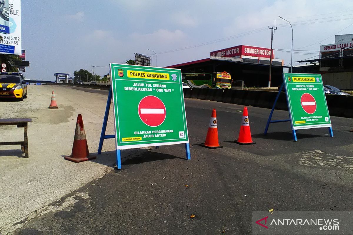 Gerbang masuk tol Jakarta-Cikampek ditutup, pengendara kebingungan