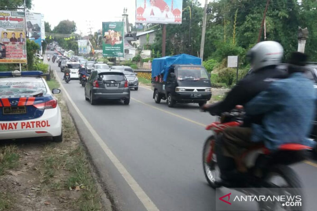 Jalan lintas Sumatera di Kabupaten Simalungun padat merayap
