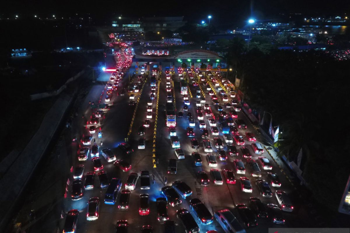 Gerbang tol Bakauheni Selatan padat merayap