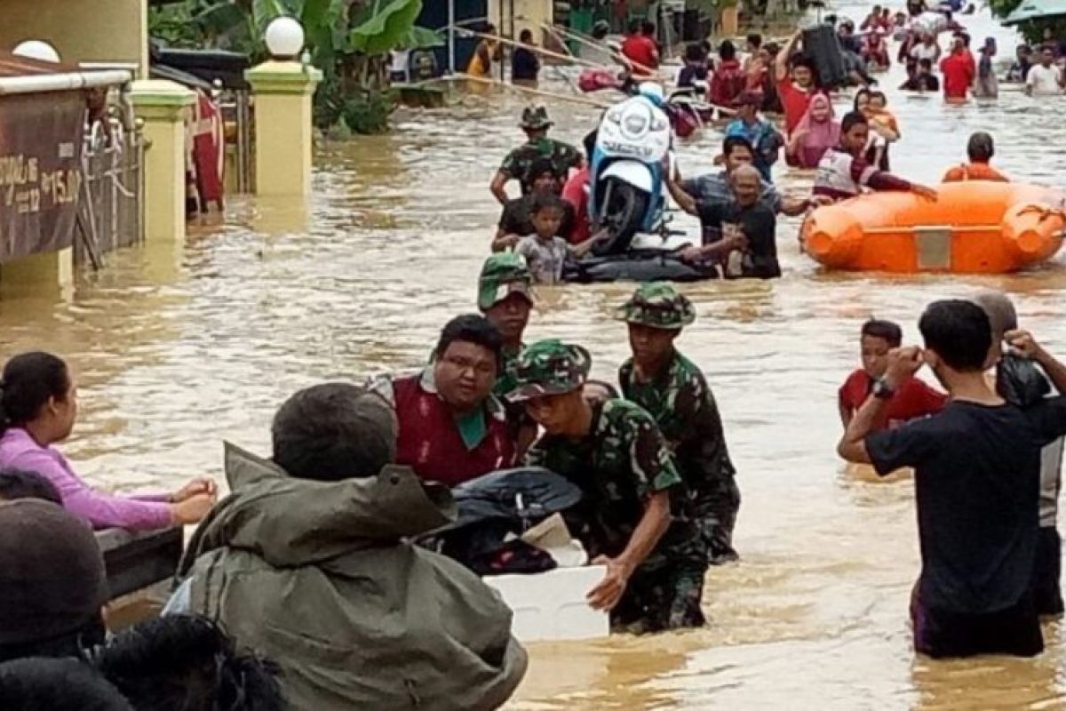 Prajurit TNI bantu warga Samarinda terdampak banjir