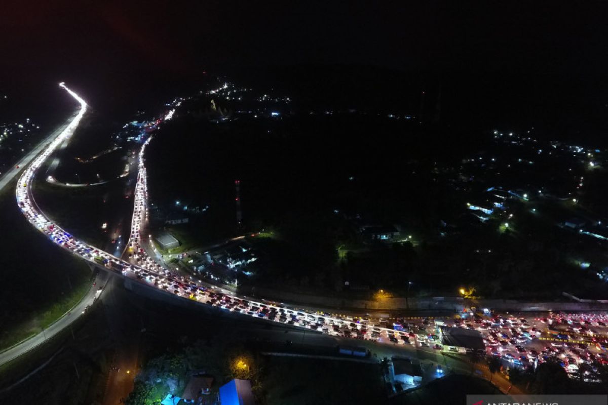 Kemacetan panjang kendaraan pemudik menuju Pelabuhan Bakauheni