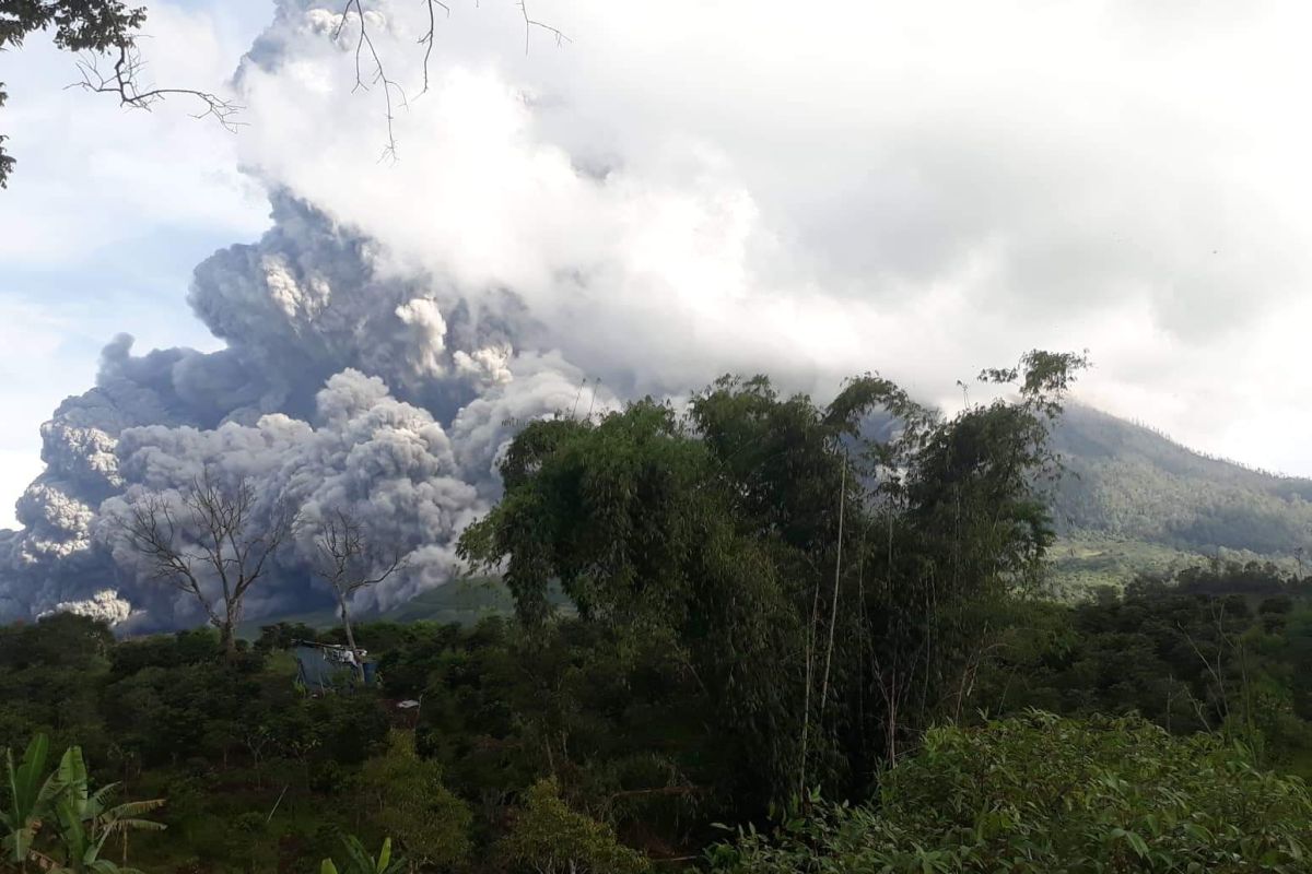 Cegah abu Sinabung, pemkab bagikan 1.500 masker untuk masyarakat