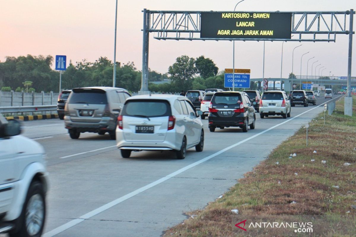 Kendaraan arus balik melintas Tol Colomadu Karanganyar menurun