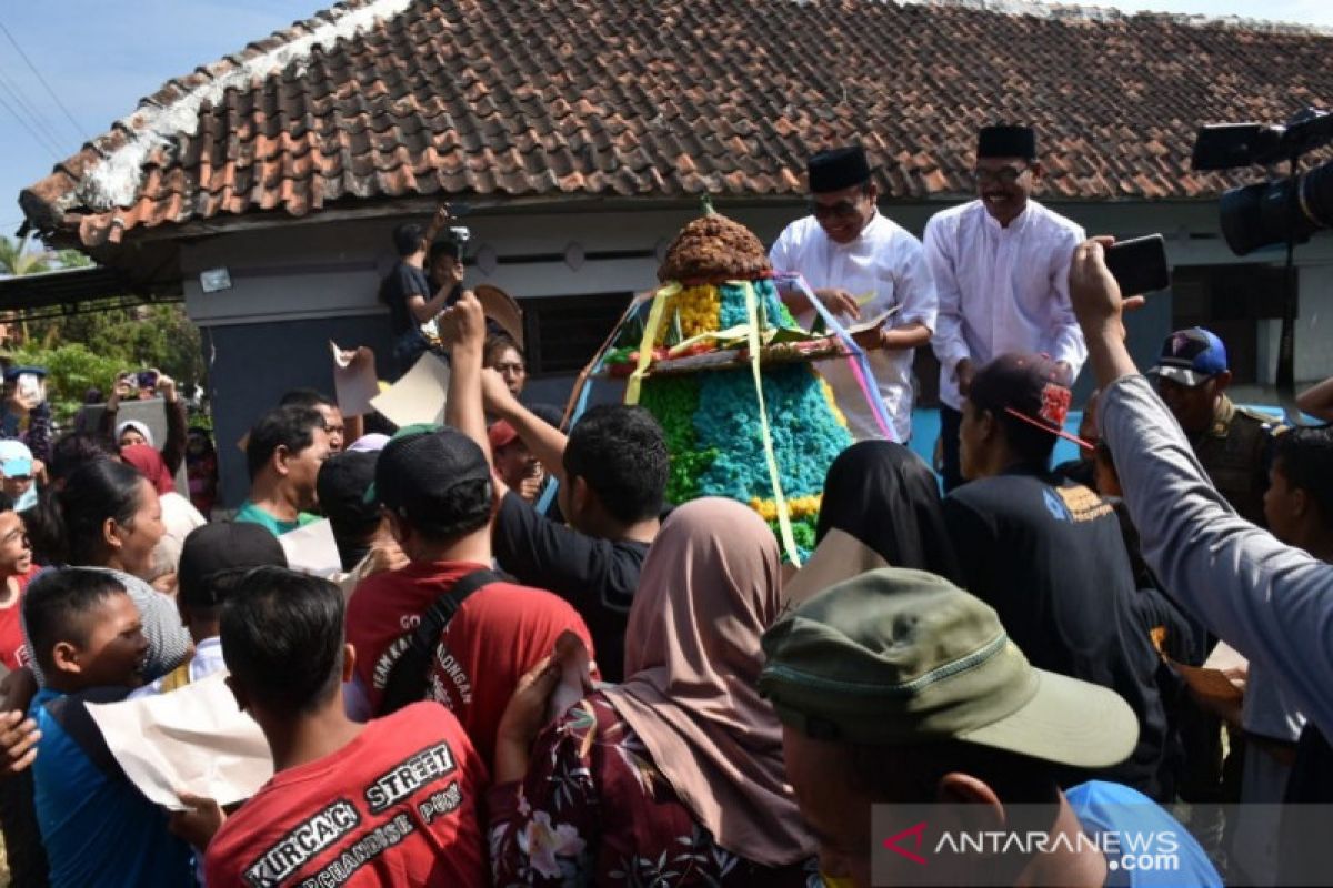 Ratusan warga Pekalongan berebut "Gunungan Gebral Syawalan"