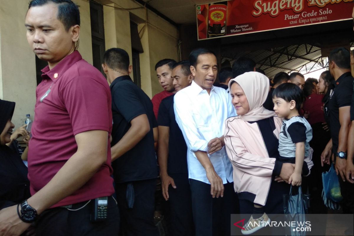 Jokowi ajak keluarga sambangi Pasar Gede
