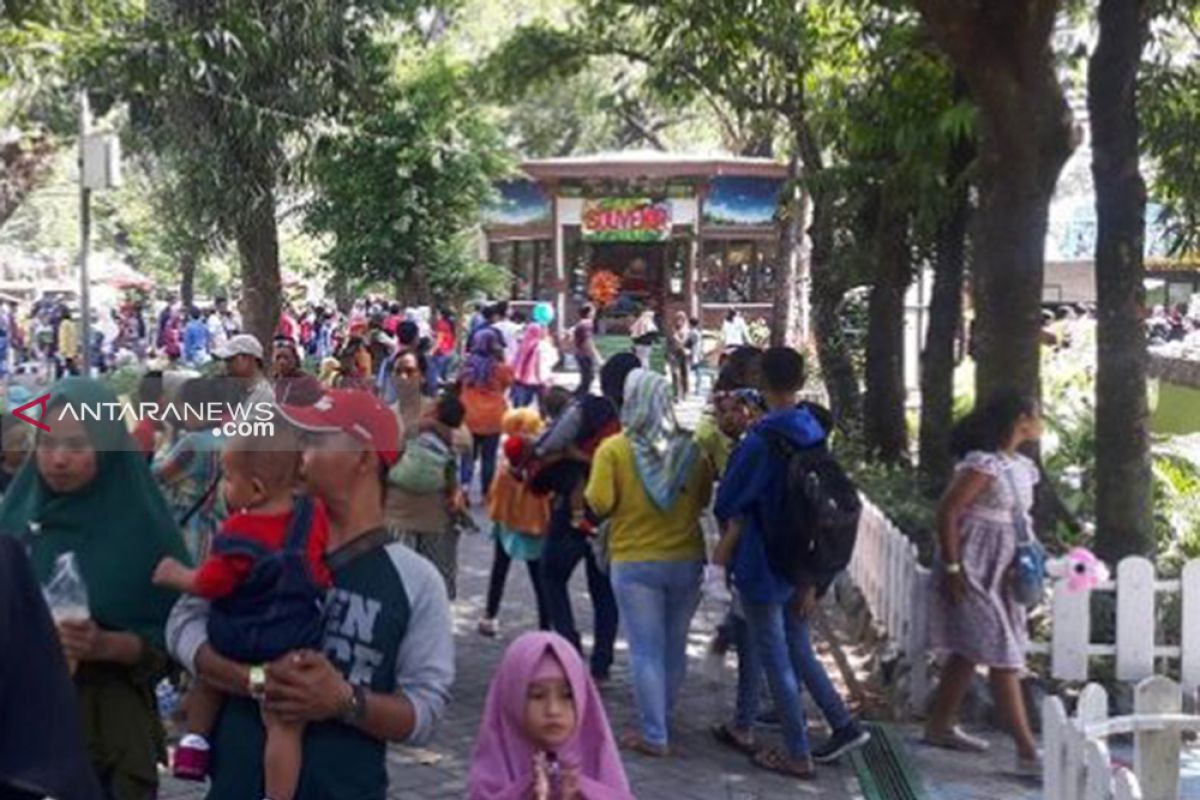 Kebun Binatang Surabaya dipadati pengunjung  Lebaran