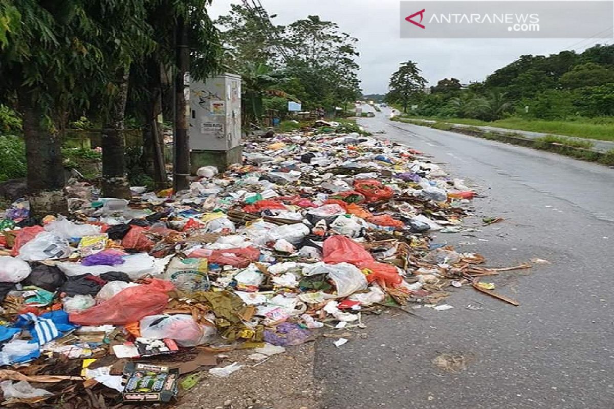 Sejumlah sudut jalan Kota Kendari diwarnai sampah usai Lebaran