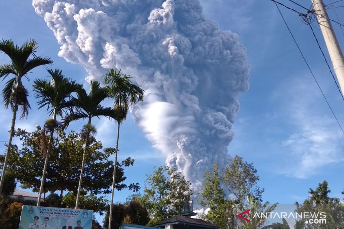 Gunung Sinabung erupsi, kolom abu capai 7.000 meter