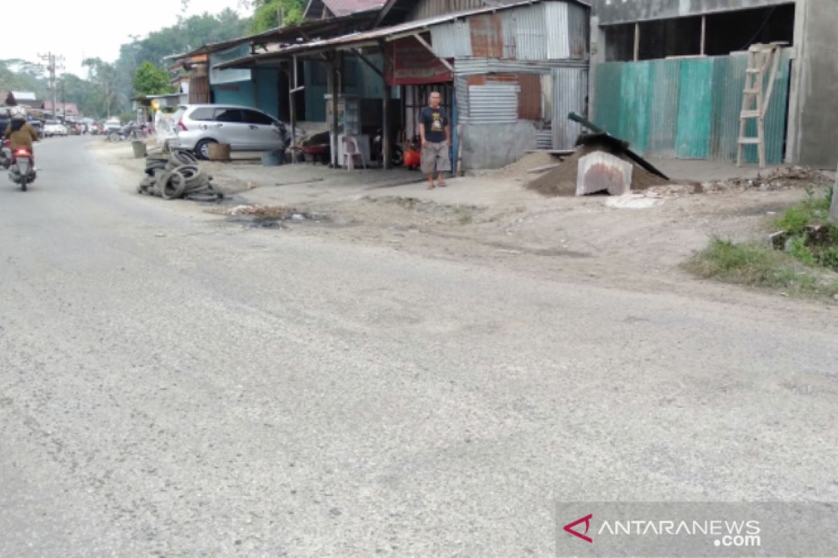 Masyarakat berharap jalan  rusak di Gunungsitoli diperbaiki