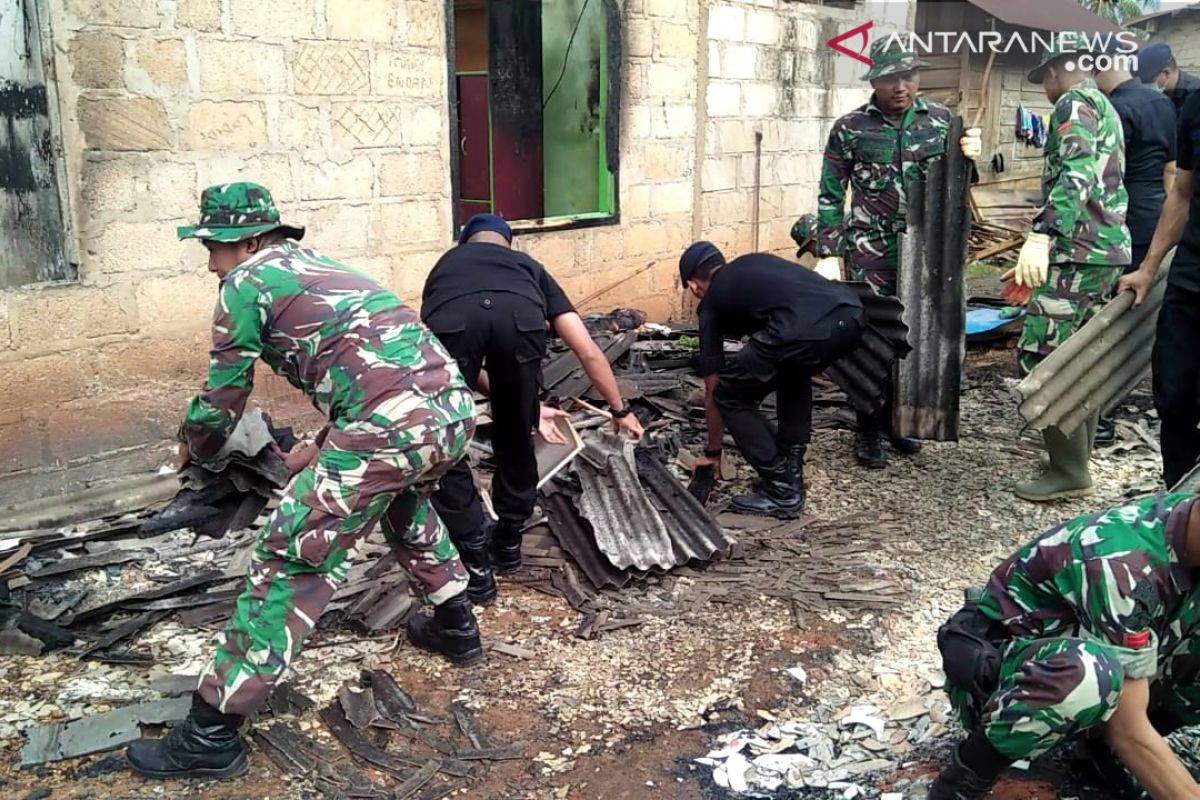 Yonif 725/WRG bersama warga perlebar jalan penghubung antarkampung