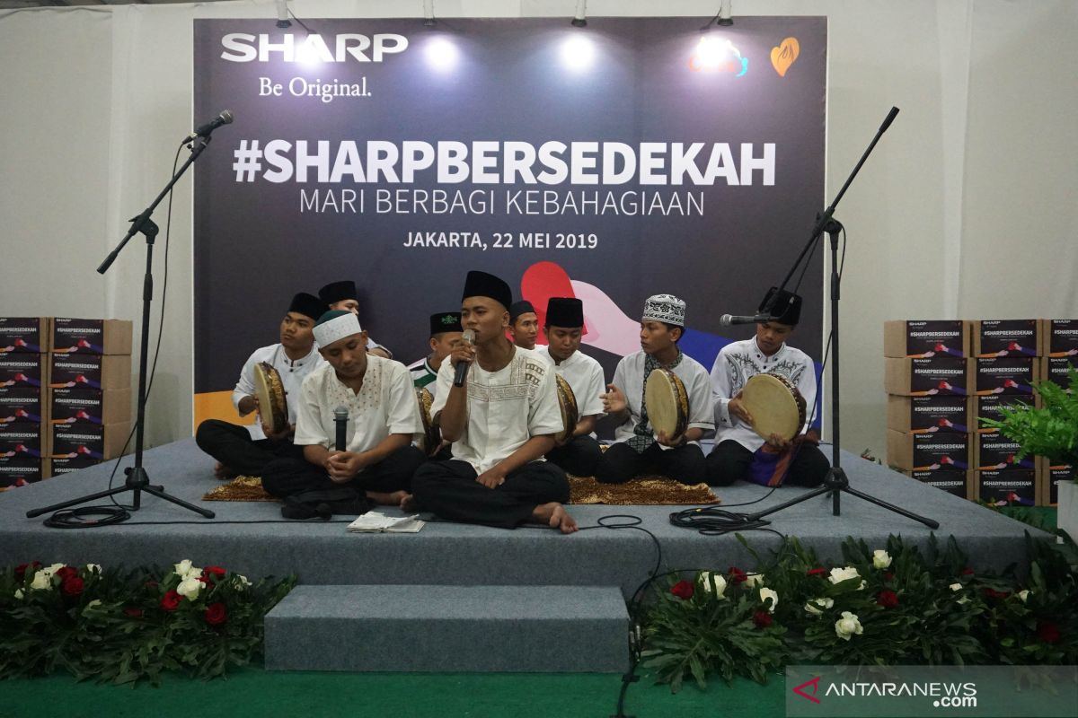 SHARP Bersedekah Bagikan Kebahagiaan dan Ilmu Pengetahuan