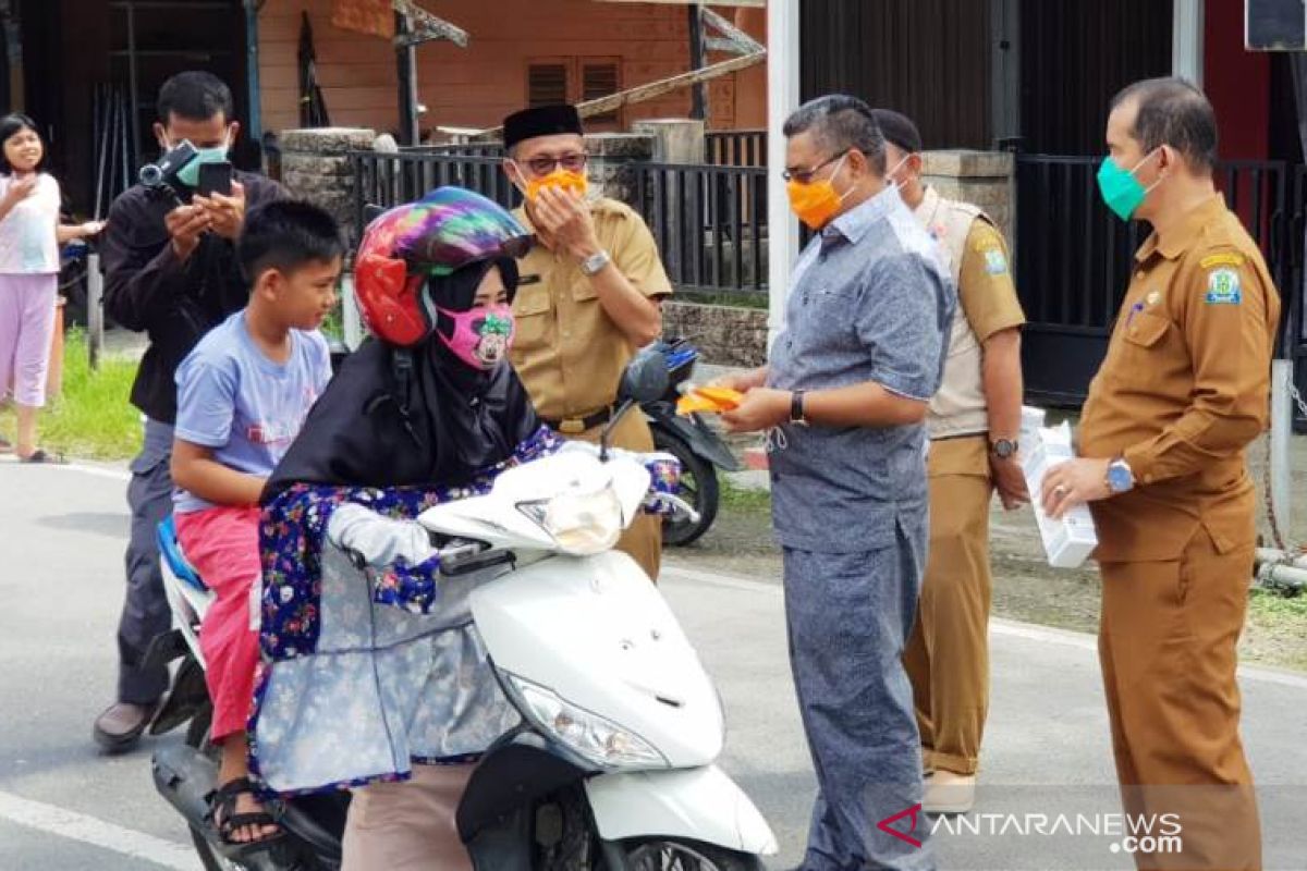 Cegah abu vulkanik, Gunung SInabung, Pemkab Simeulue Aceh bagikan 7.500 masker