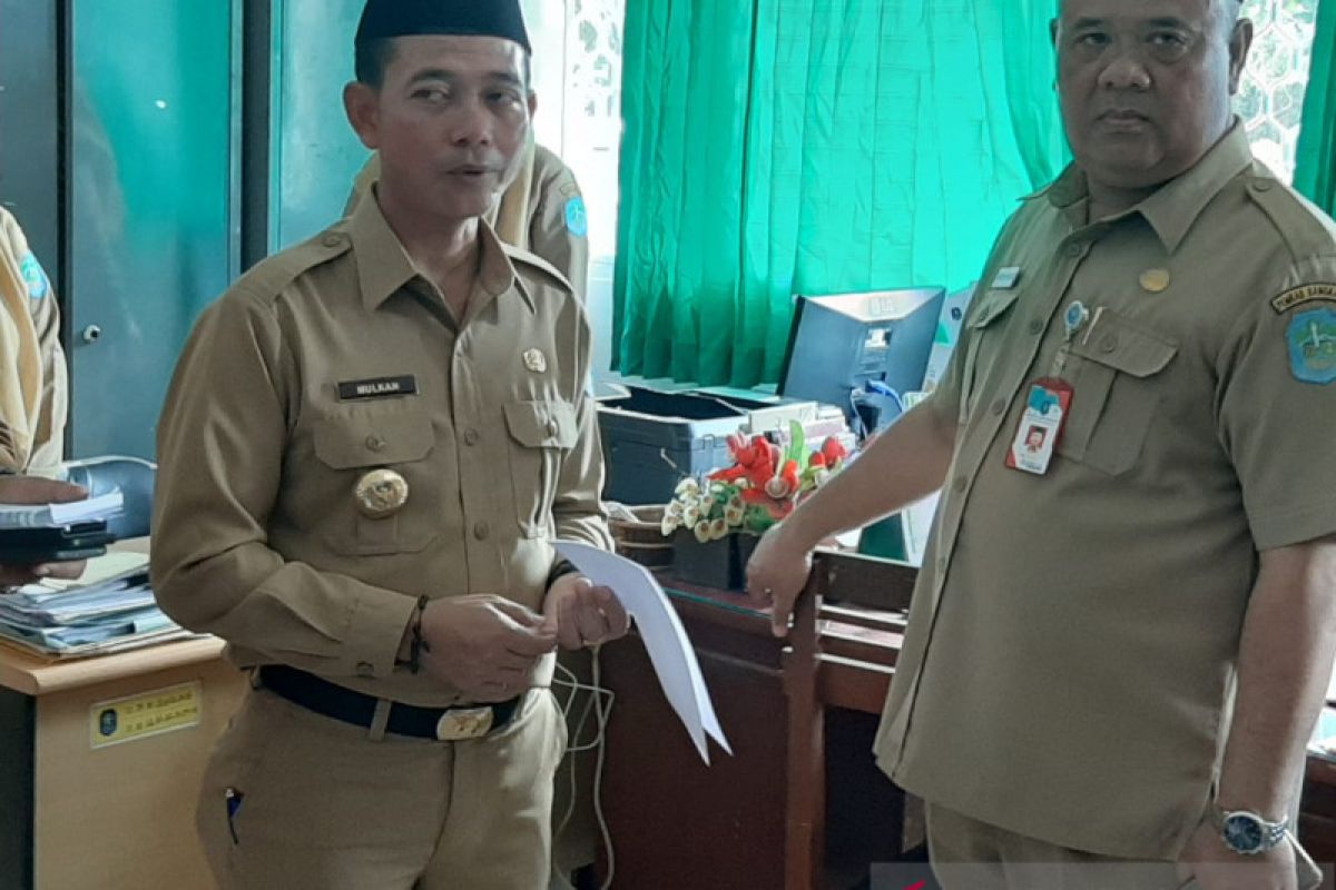 Bupati Bangka dapatkan tiga pegawai bolos di hari pertama kerja