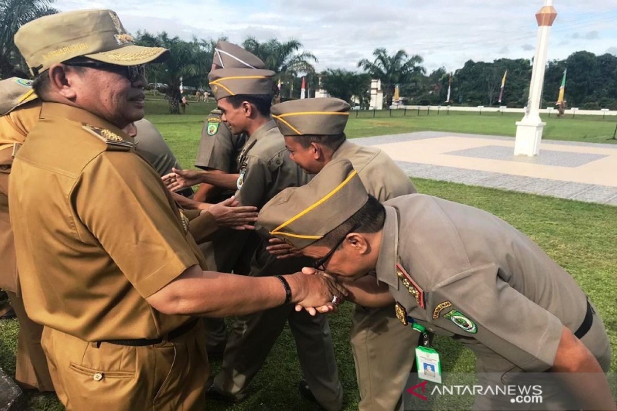 Routine flag ceremony turns into halal bihalal