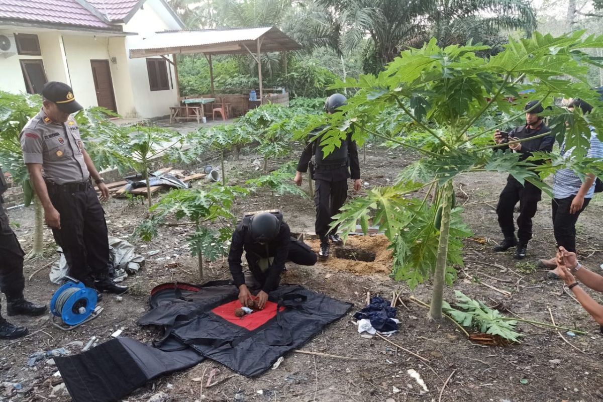 Tiga granat nanas temuan warga Bajubang Jambi dimusnahkan