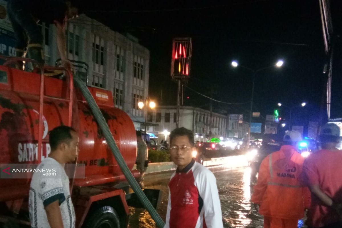 Dipimpin Sekda, sejumlah instansi tinjau banjir dipusat kota Panyabungan