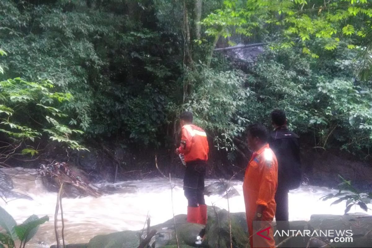 Satu korban kecelakaan mobil masuk jurang di Batang Agam ditemukan meninggal