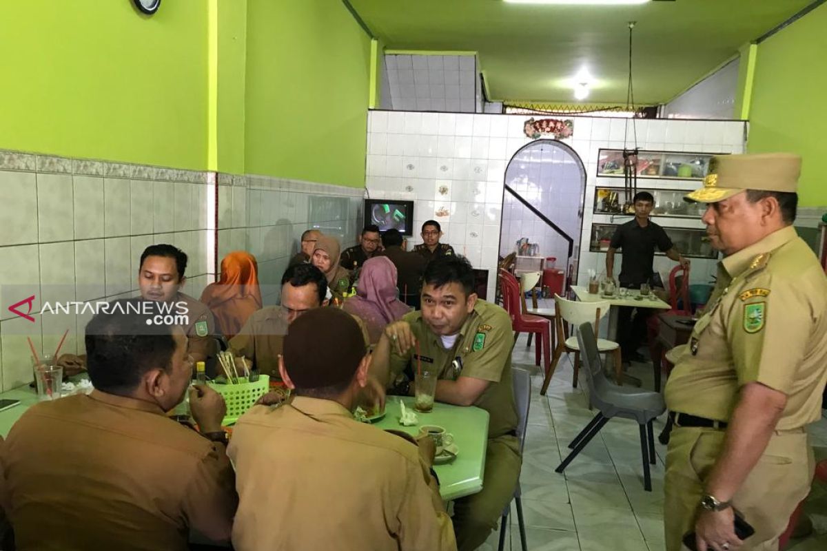 Puluhan pegawai terjaring razia Wagub Riau nongkrong di warung kopi