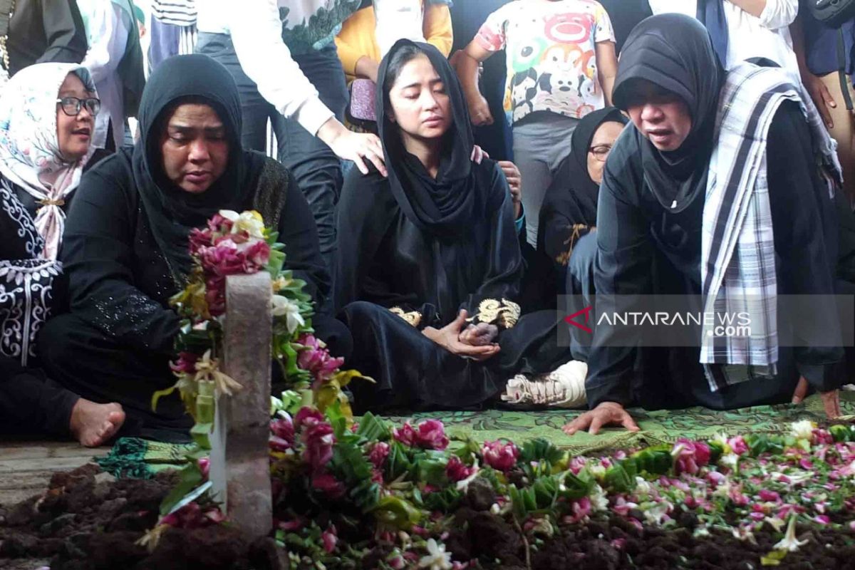 Jenazah ayah Dewi Persik dimakamkan di Jember