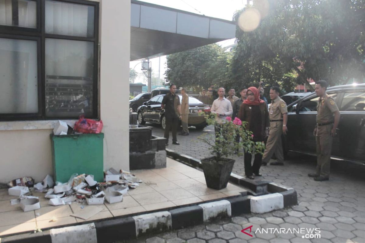 Sampah berserakan, Bupati Bogor marah saat sidak di kantor Satpol PP