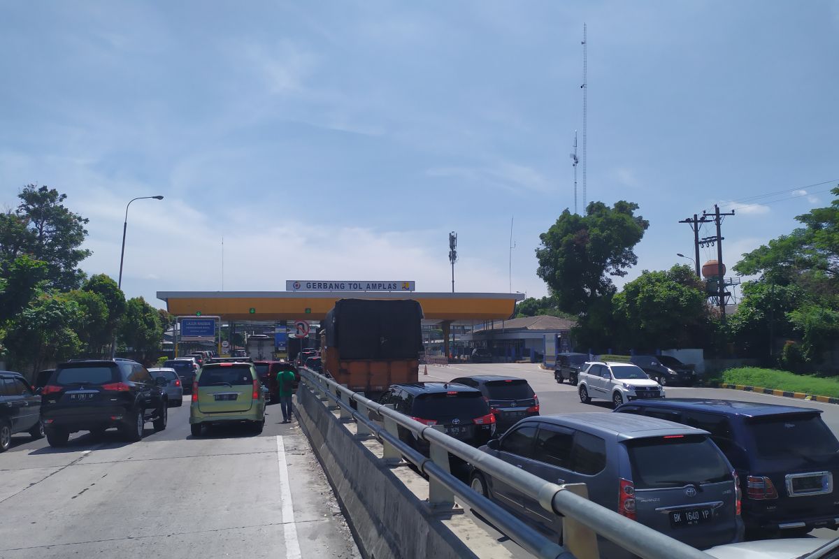 Gerbang Tol Amplas masih  dipadati pemudik