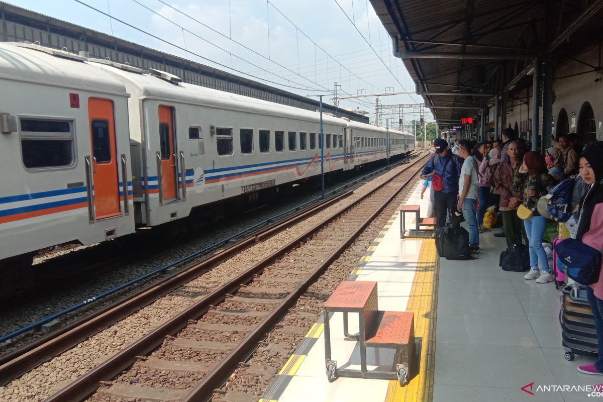 Stasiun Senen masih dipadati warga yang kembali