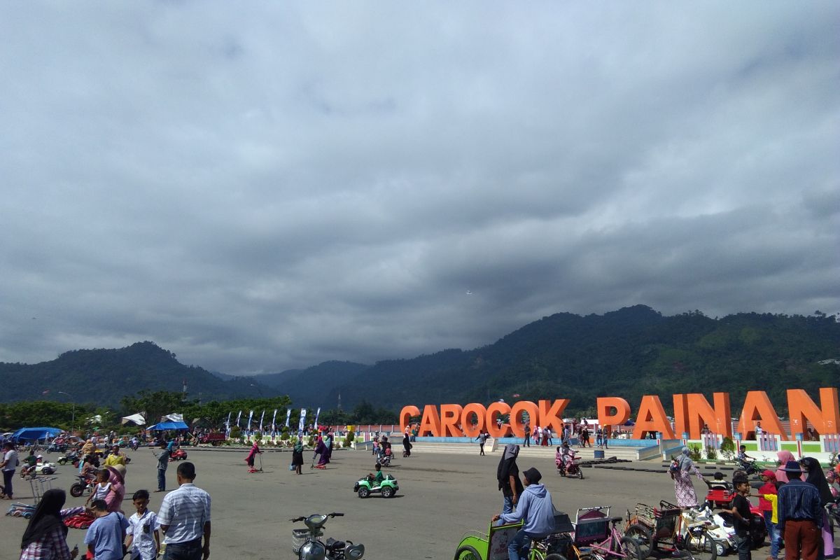 Pantai Carocok Painan kebanjiran pengunjung