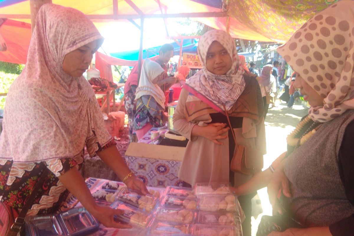 Menikmati ketan durian di Pantai Carocok