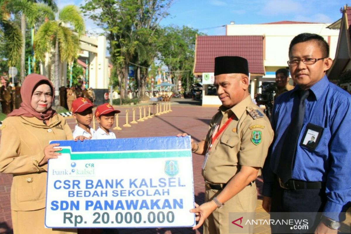 Bank Kalsel Bantu Sekolah Dasar Rp20 Juta dan Biaya Pendidikan