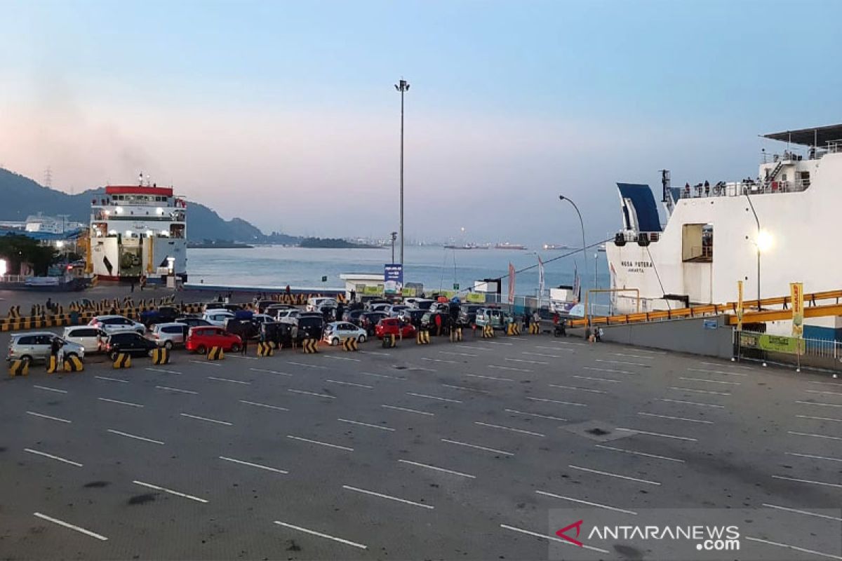 Suasana arus balik pemudik di pelabuhan Merak