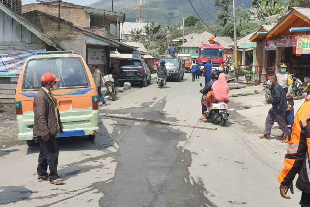 Erupsi Gunung Sinabung sudah menjadi pemandangan biasa warga