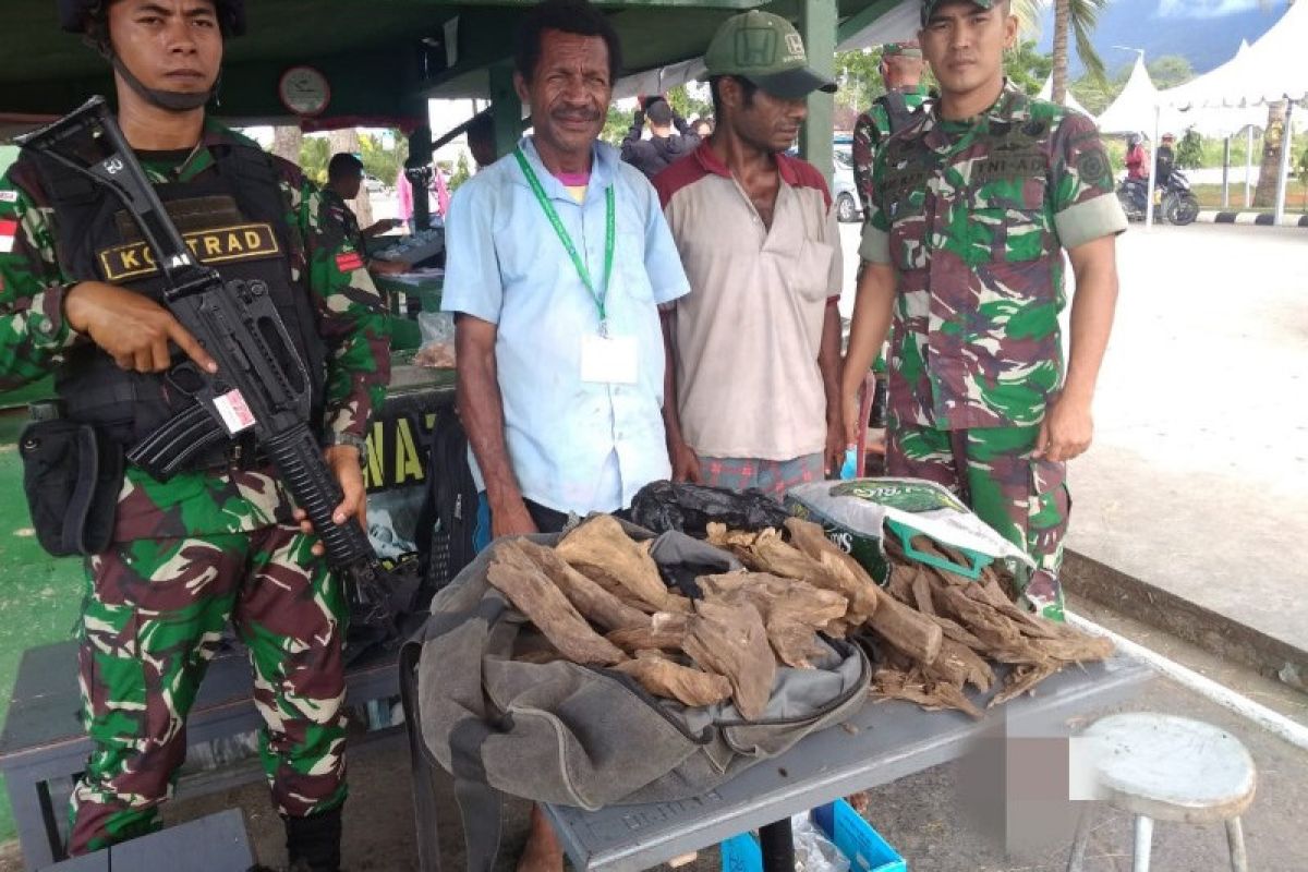 Warga PNG pemilik 19,5 gaharu ilegal ditangkap