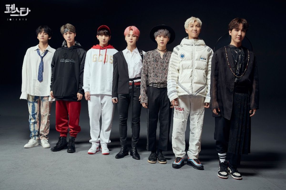 BTS kenakan busana lama saat tampil di BTS Festa 2019