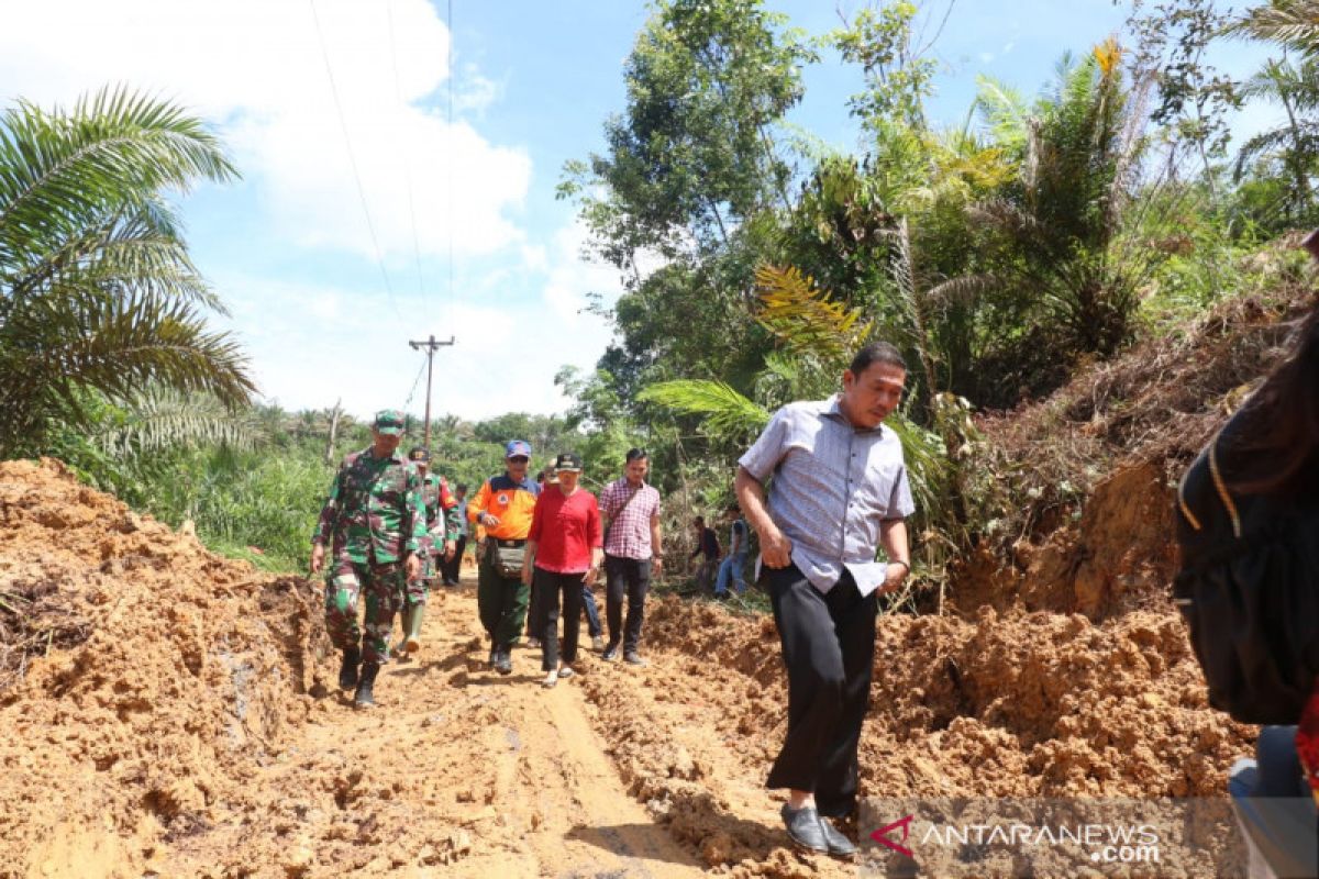 Pemindahan longsoran tanah di Kuala Behe dipimpin langsung bupati