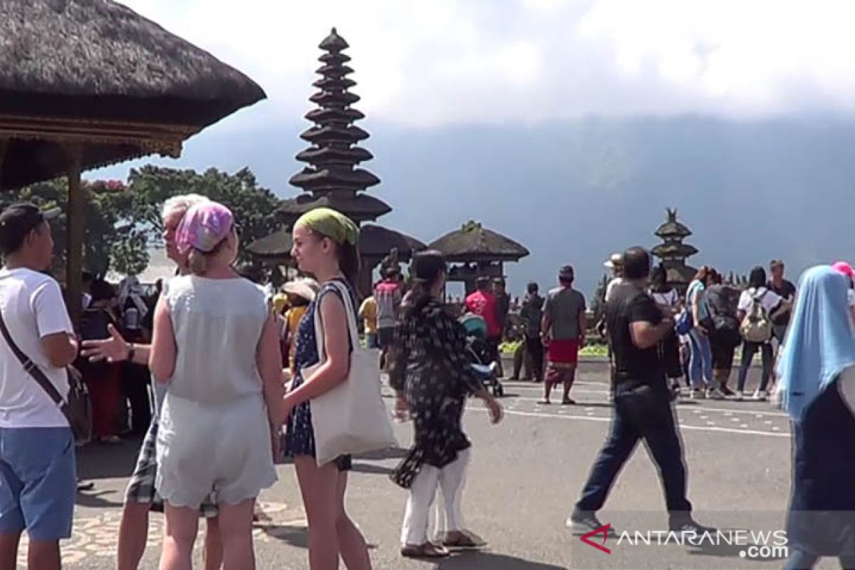 Liburan Idul Fitri, ribuan wisatawan kunjungi Danau Ulundanu Beratan (video)
