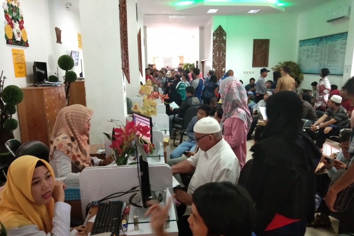 Warga padati kantor Disdukcapil di hari pertama kerja