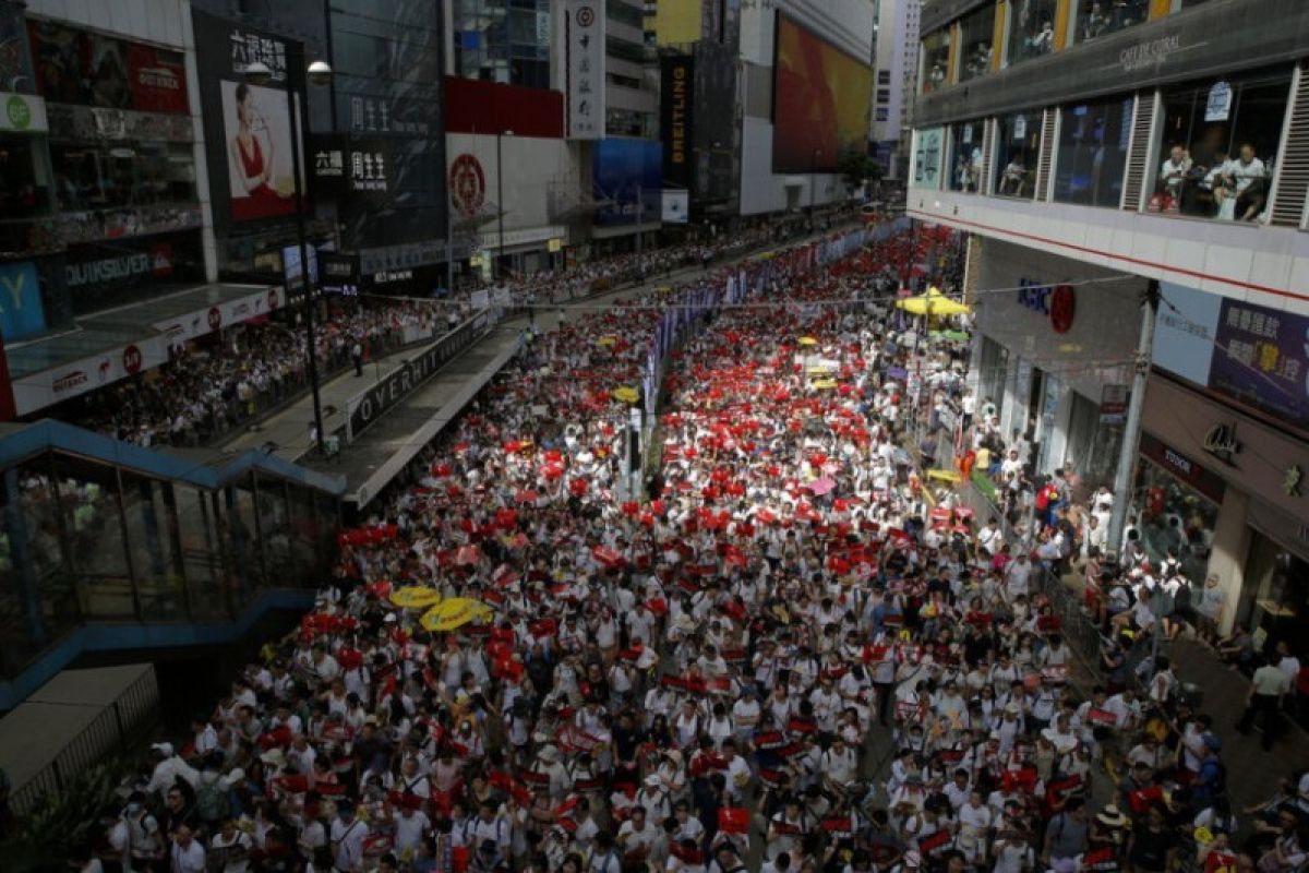 Ratusan ribu orang di Hong Kong memprotes hukum ekstradisi China