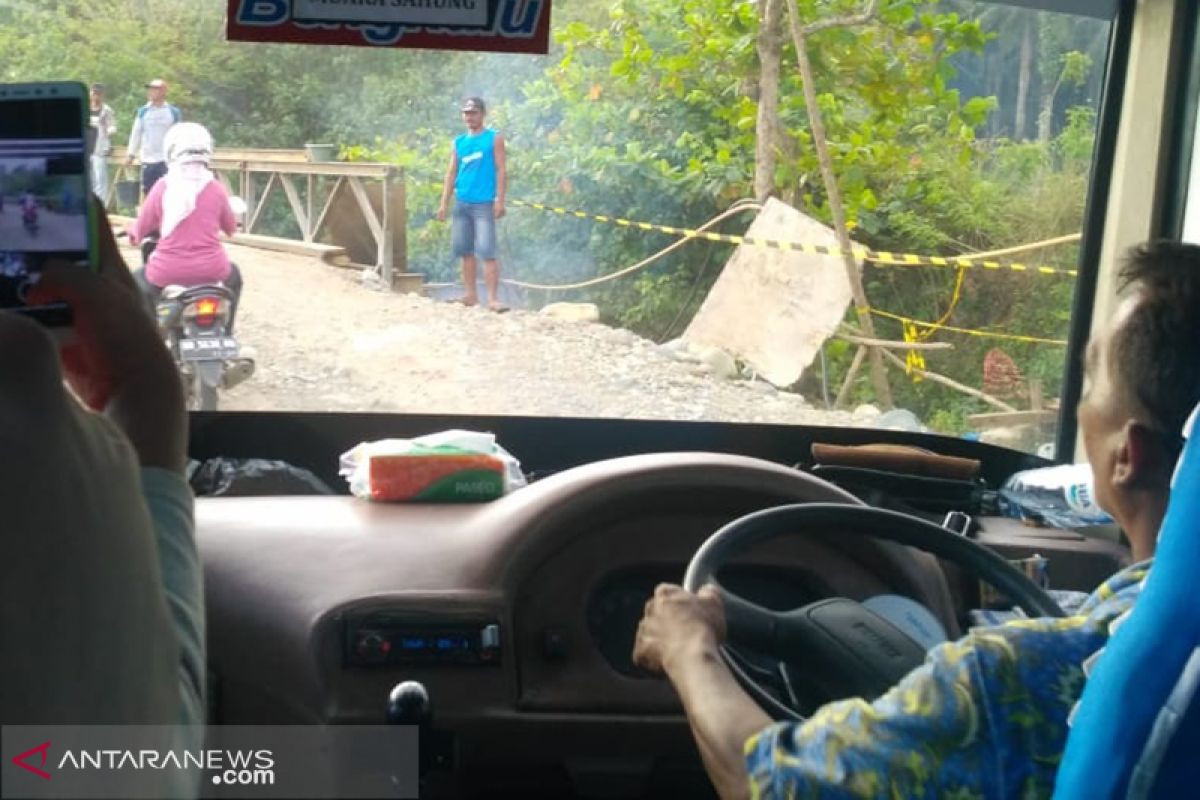 Pemudik keluhkan antrean panjang lewat jembatan darurat di Mukomuko